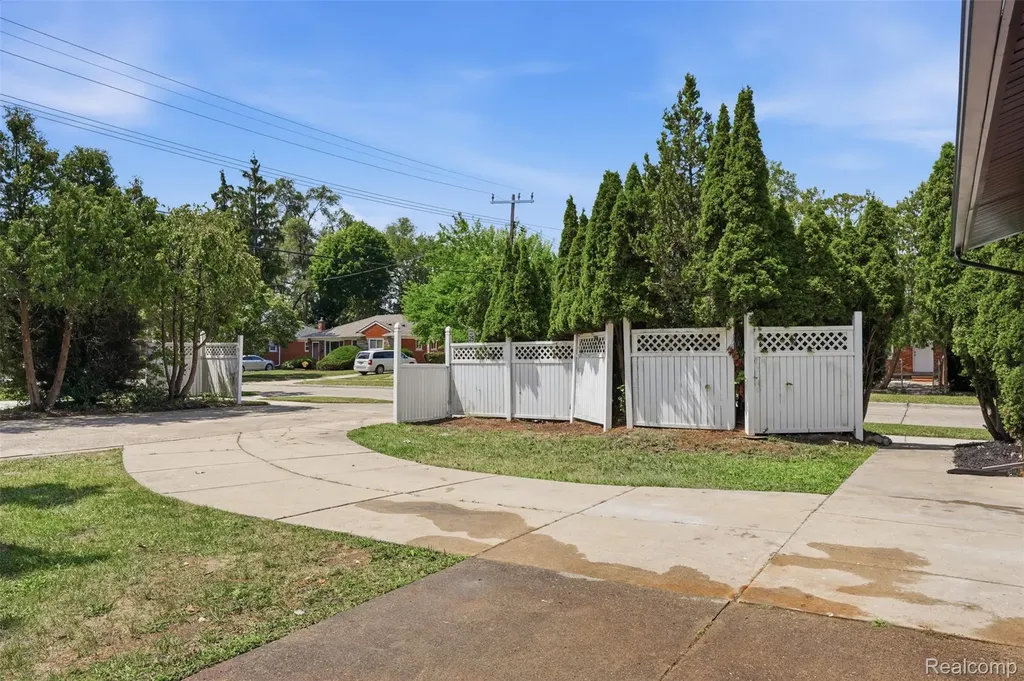 13741 Pearson Street Oak Park City MI 48237
