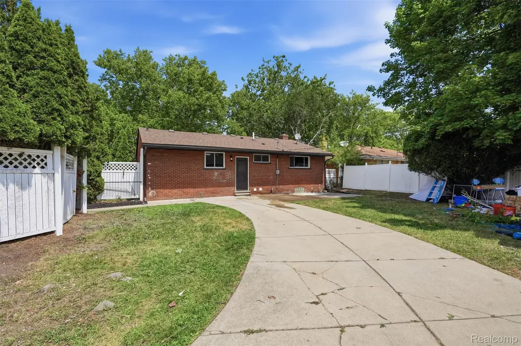 13741 Pearson Street Oak Park City MI 48237