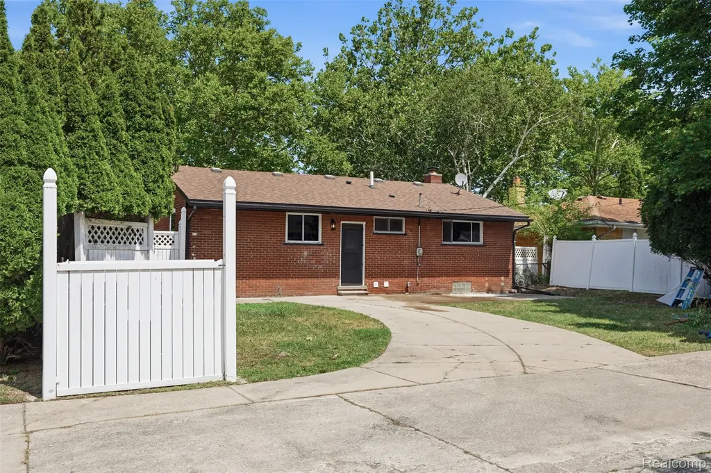 13741 Pearson Street Oak Park City MI 48237