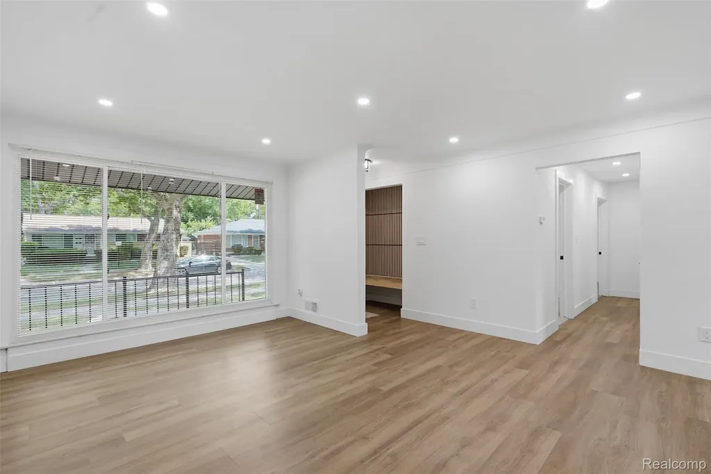 13741 Pearson Street Oak Park City MI 48237