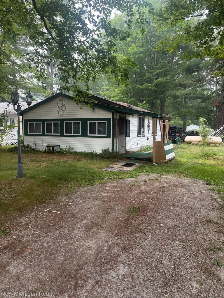 208 Hickory Street Hay Township MI 48624
