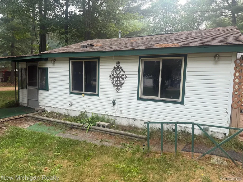208 Hickory Street Hay Township MI 48624