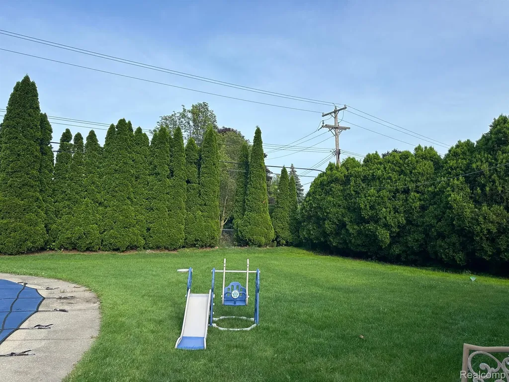 6820 Fredmoor Drive Troy City MI 48098