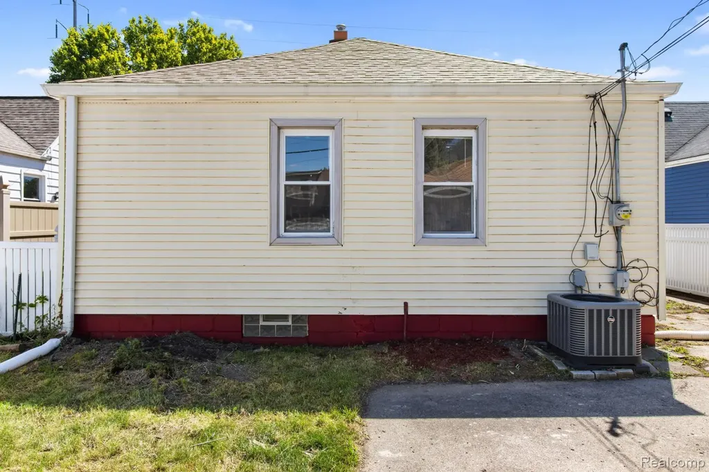 2104 Electric Street Wyandotte City MI 48192