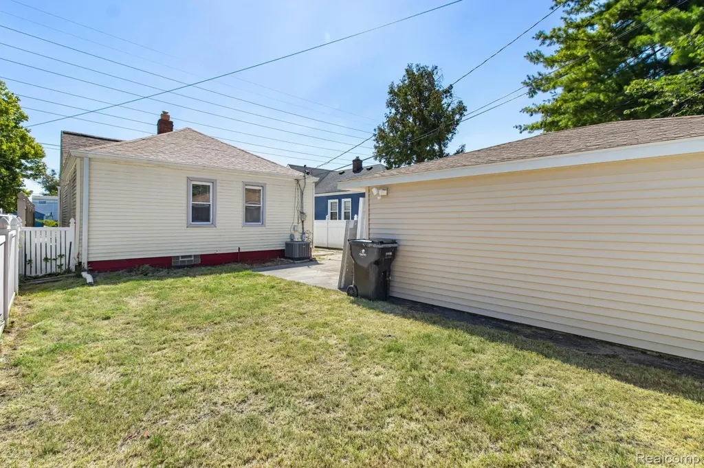 2104 Electric Street Wyandotte City MI 48192