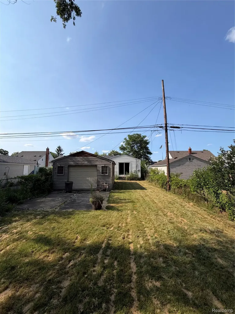 1746 E Goulson Avenue Hazel Park City MI 48030
