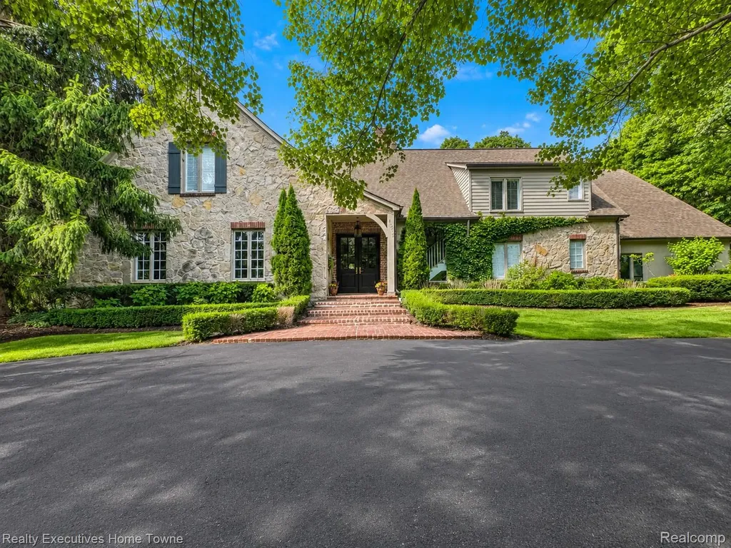 1395 Country Club Road Bloomfield Charter Township MI 48304