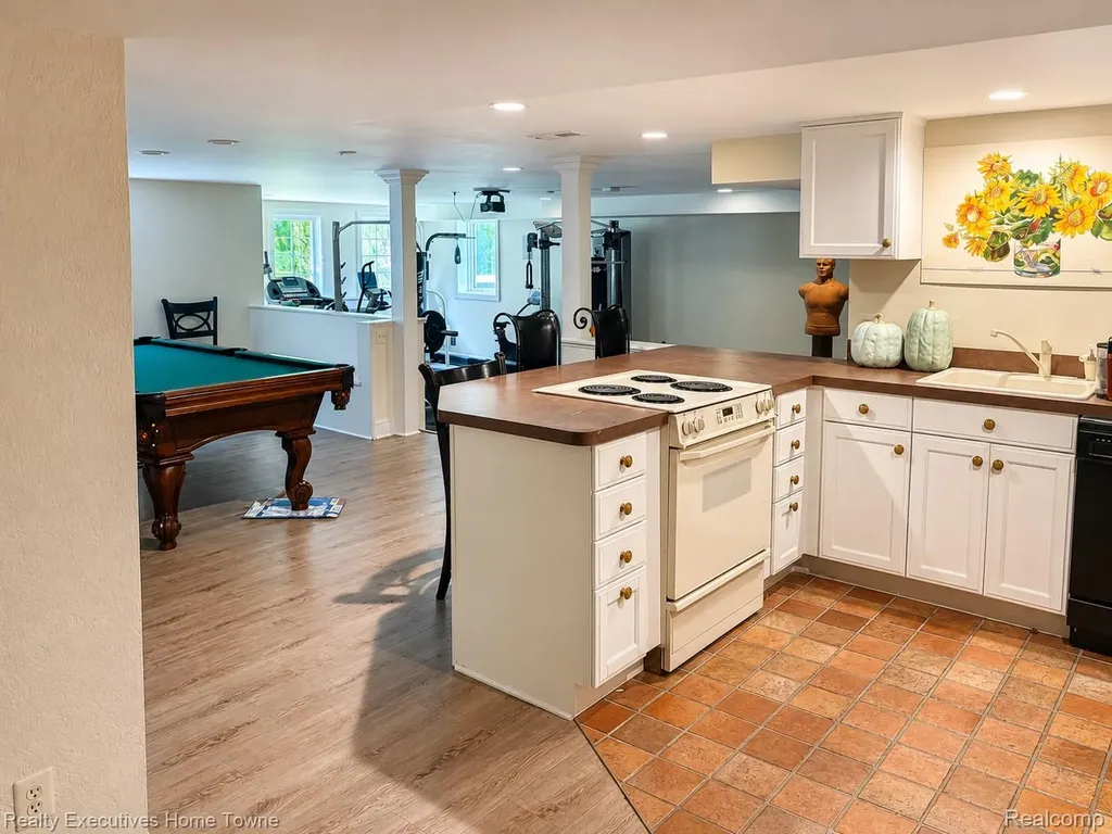 1395 Country Club Road Bloomfield Charter Township MI 48304