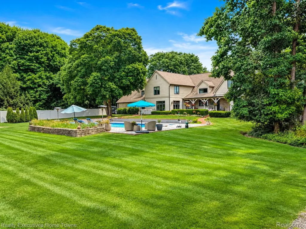 1395 Country Club Road Bloomfield Charter Township MI 48304