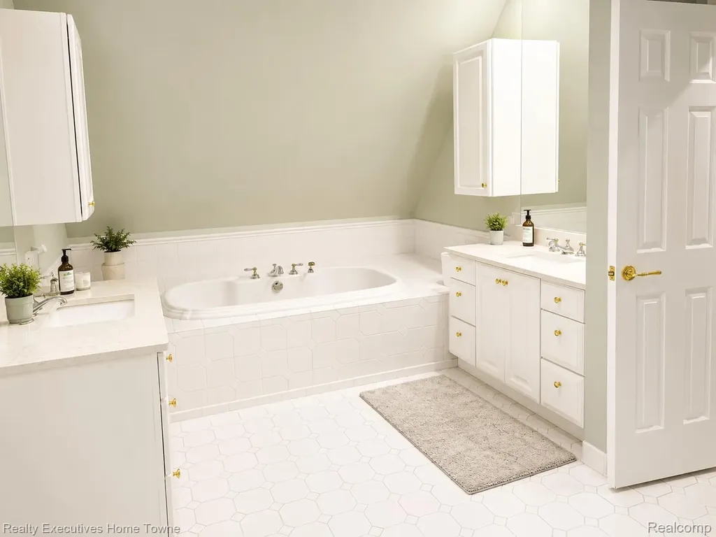 1395 Country Club Road Bloomfield Charter Township MI 48304