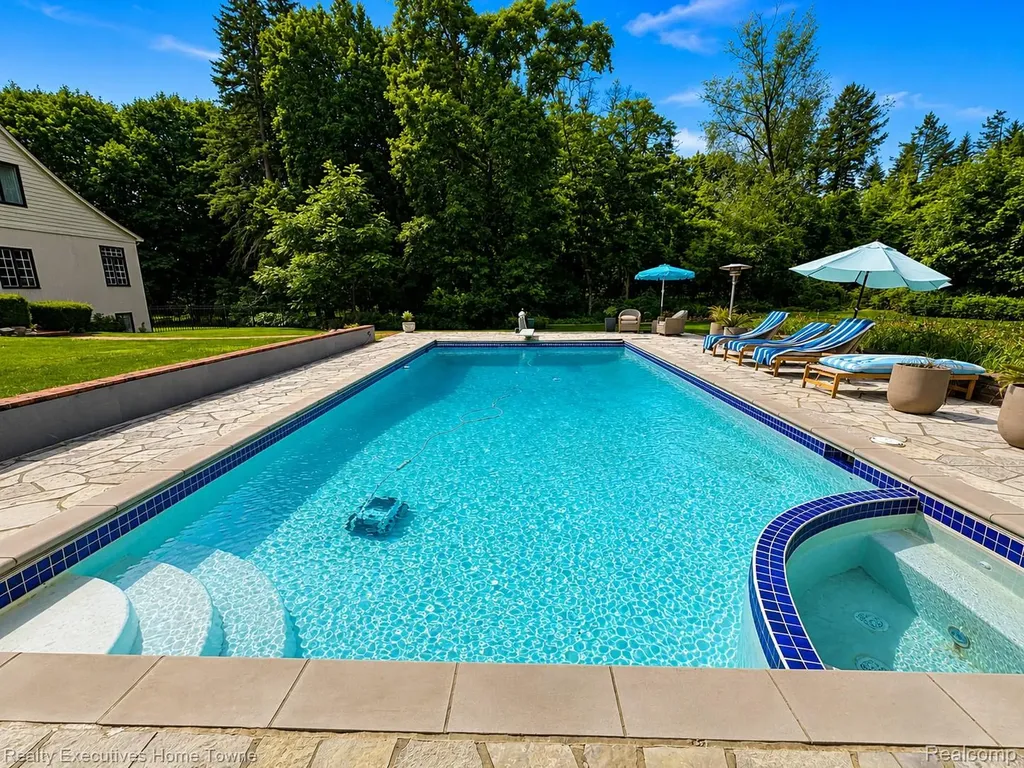 1395 Country Club Road Bloomfield Charter Township MI 48304