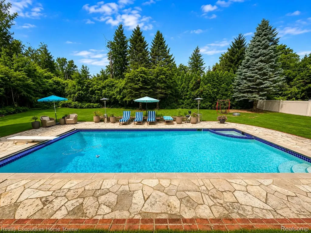 1395 Country Club Road Bloomfield Charter Township MI 48304