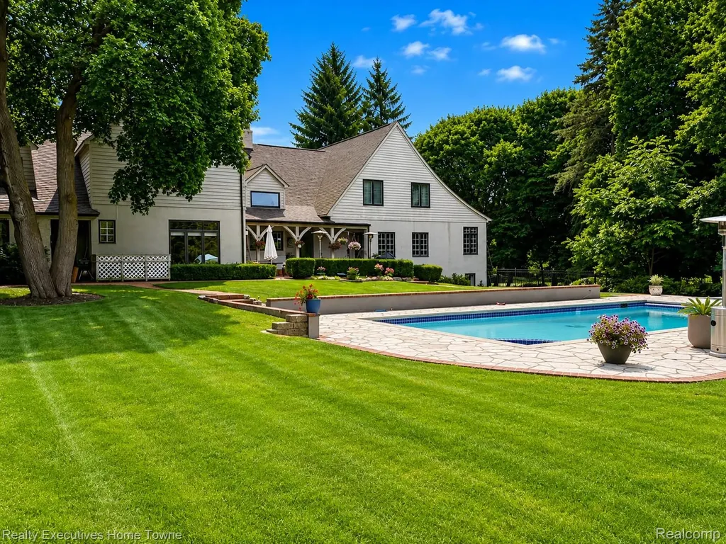 1395 Country Club Road Bloomfield Charter Township MI 48304