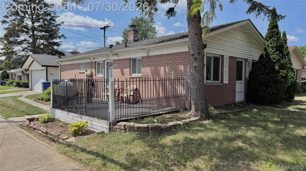 8856 E 14 Mile Road Warren City MI 48093
