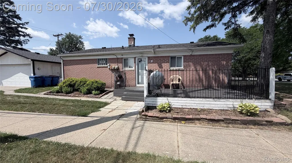 8856 E 14 Mile Road Warren City MI 48093