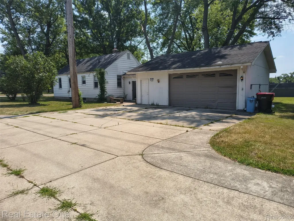 23257 Lahser Road Southfield City MI 48033
