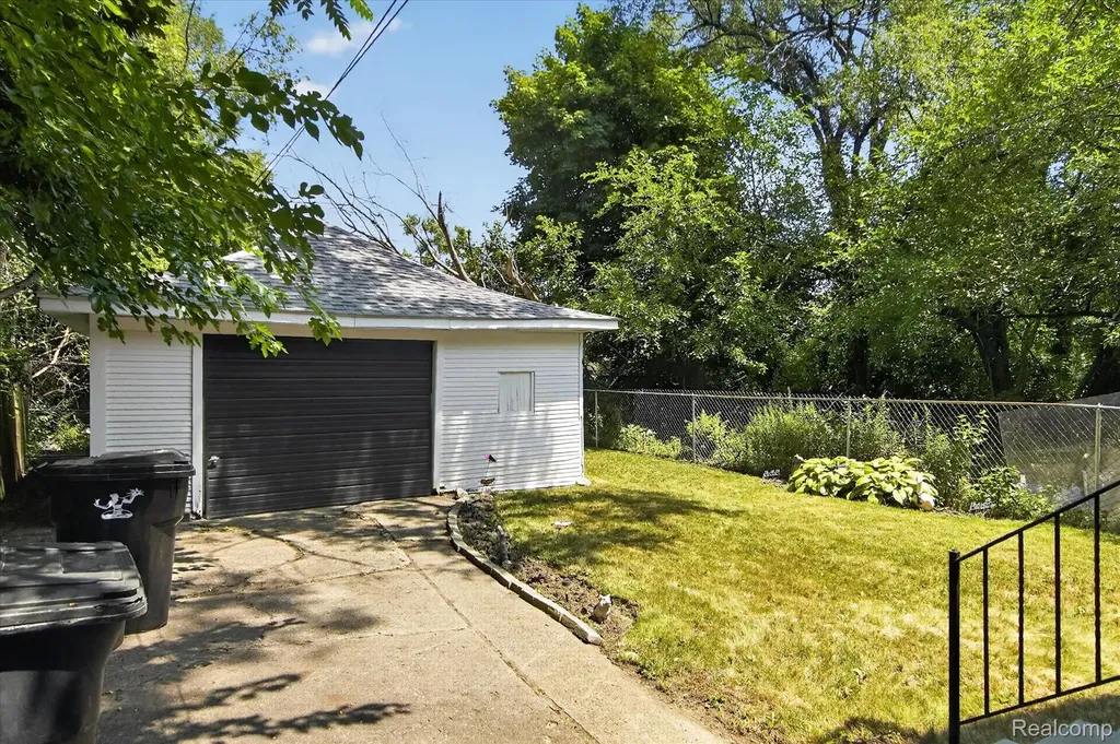 971 E Goldengate Highland Park City MI 48203