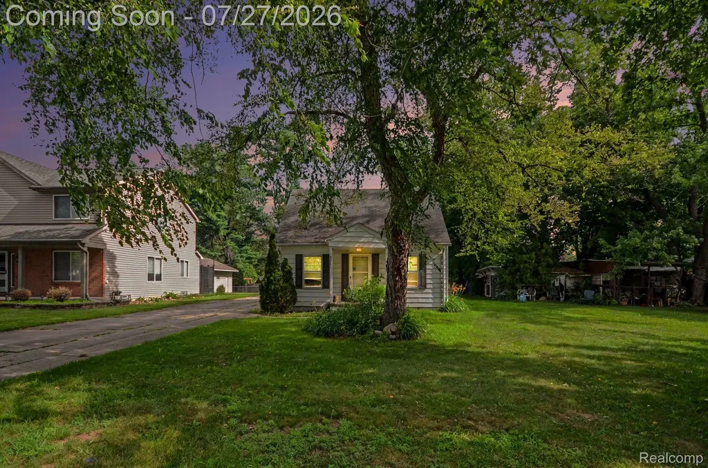 437 Hartland Drive Troy City MI 48083