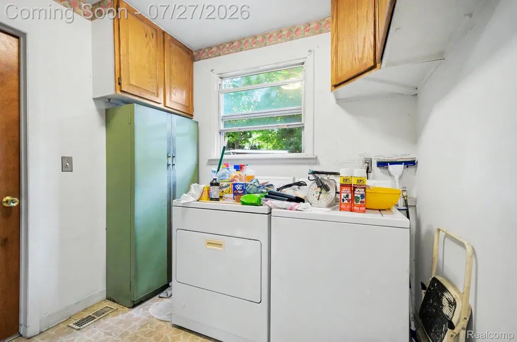 437 Hartland Drive Troy City MI 48083