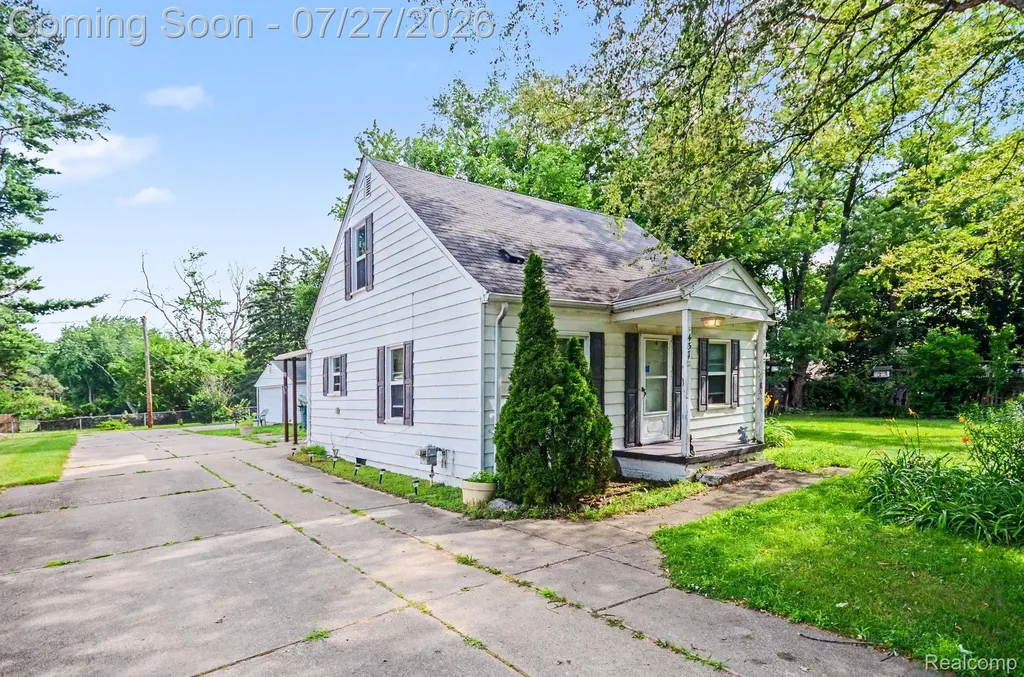 437 Hartland Drive Troy City MI 48083