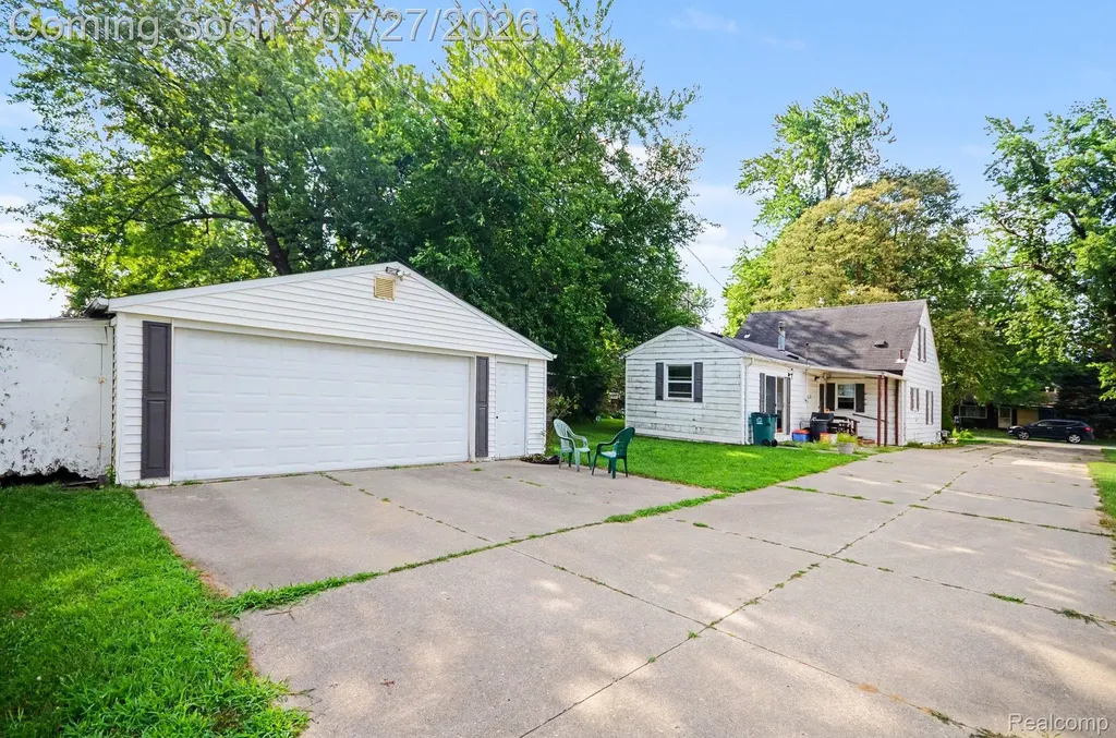 437 Hartland Drive Troy City MI 48083