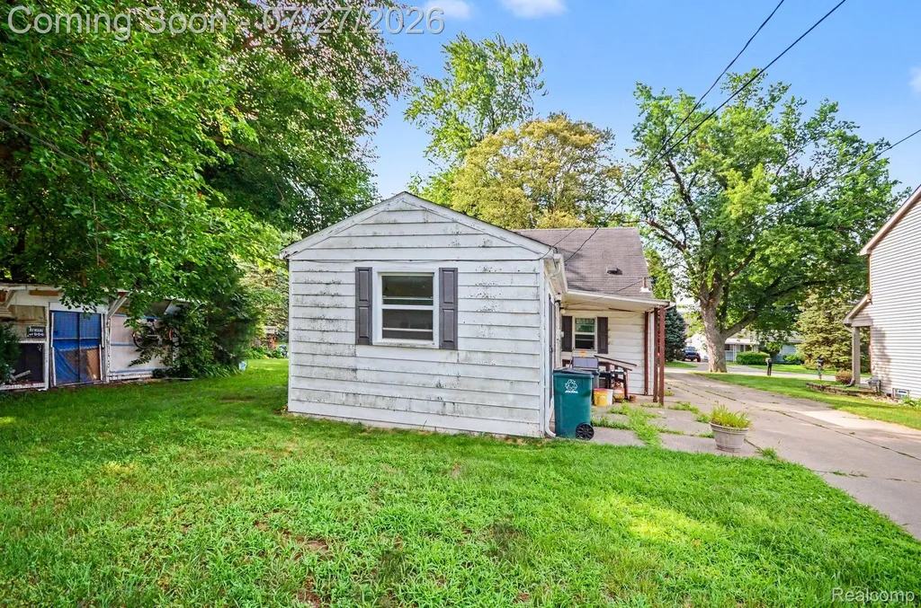437 Hartland Drive Troy City MI 48083
