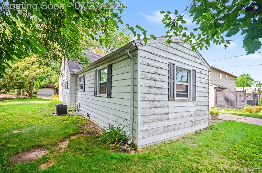 437 Hartland Drive Troy City MI 48083