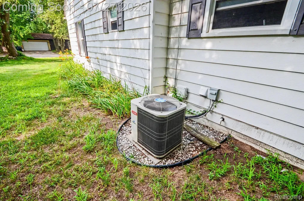 437 Hartland Drive Troy City MI 48083