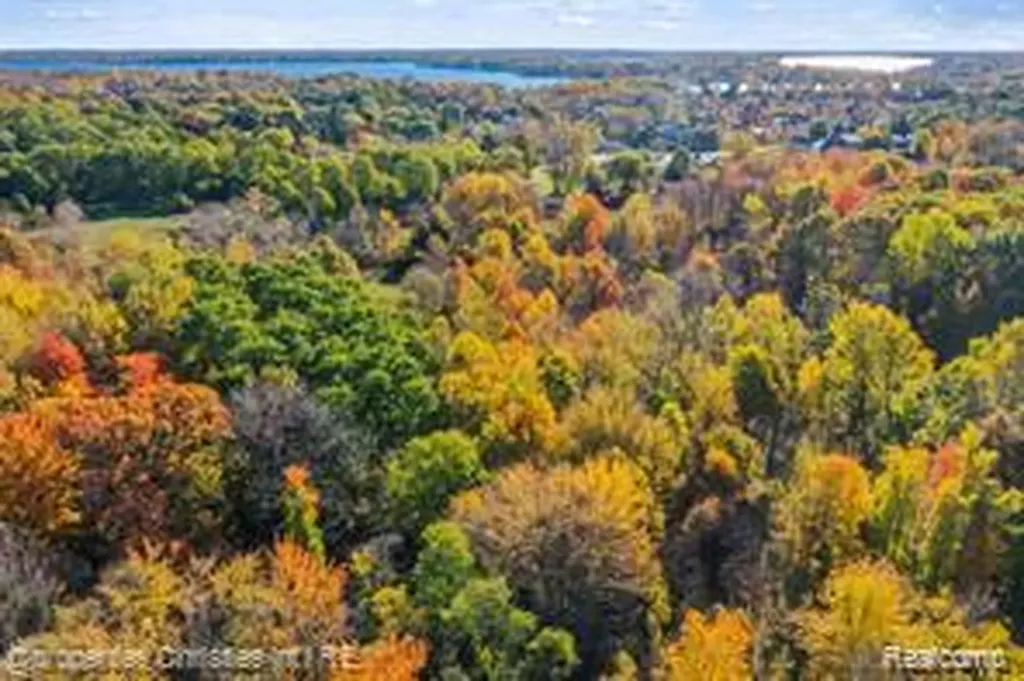 1860 Hiller Road West Bloomfield Charter Township MI 48324