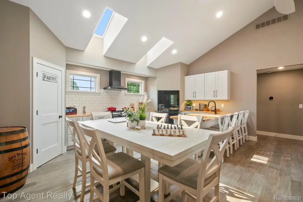 27593 Old Colony Street Farmington Hills City MI 48334