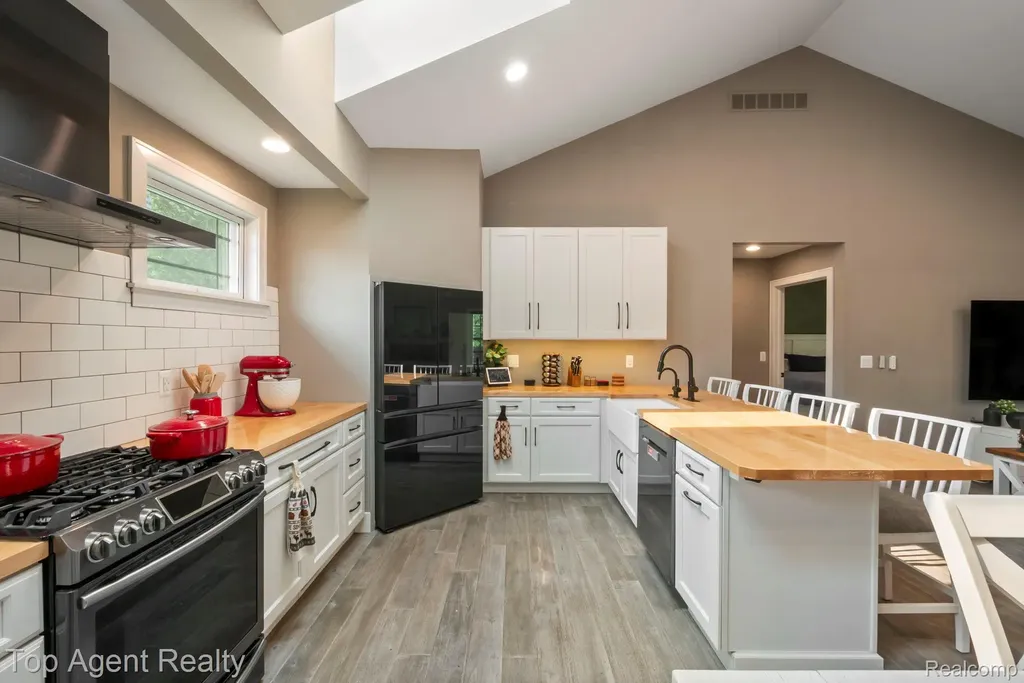 27593 Old Colony Street Farmington Hills City MI 48334