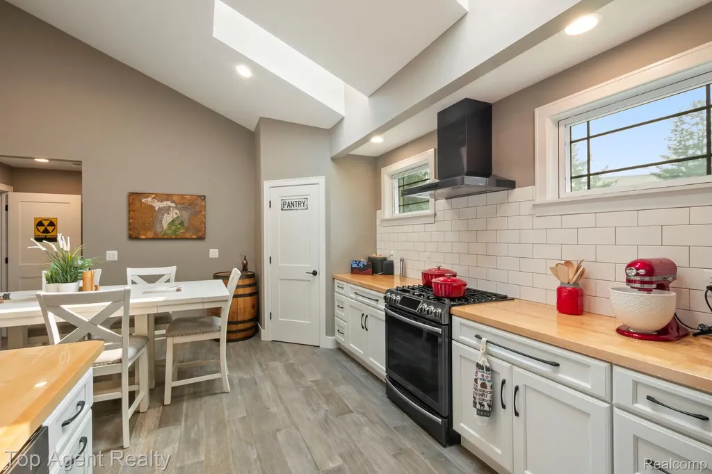 27593 Old Colony Street Farmington Hills City MI 48334