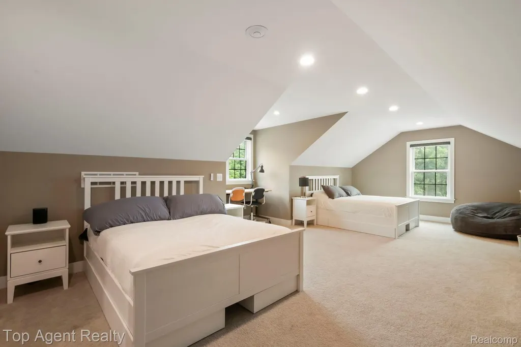 27593 Old Colony Street Farmington Hills City MI 48334