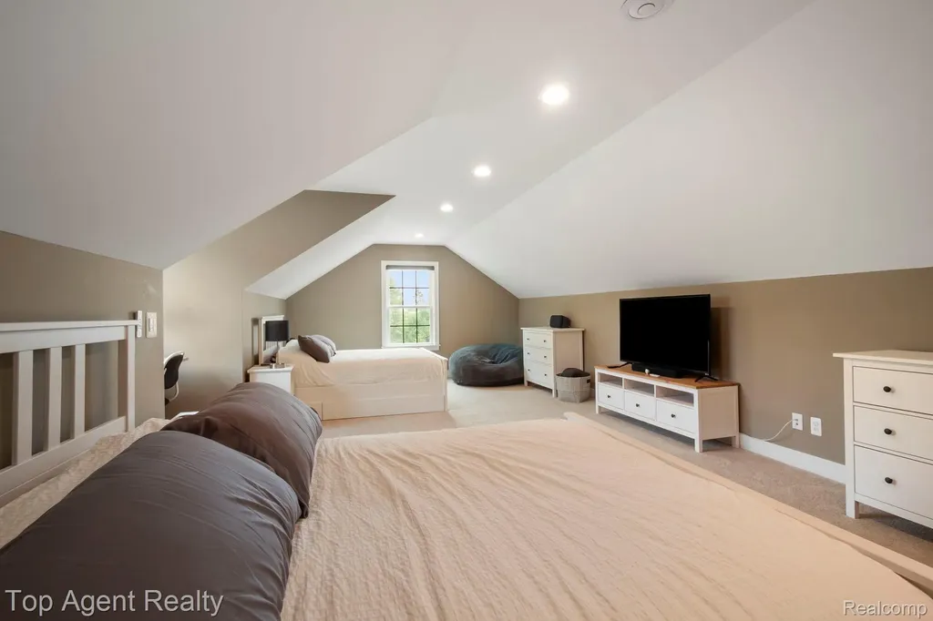 27593 Old Colony Street Farmington Hills City MI 48334