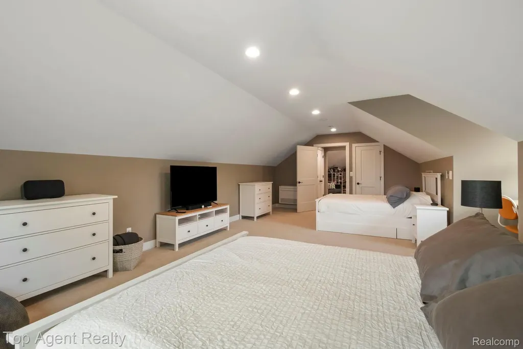 27593 Old Colony Street Farmington Hills City MI 48334