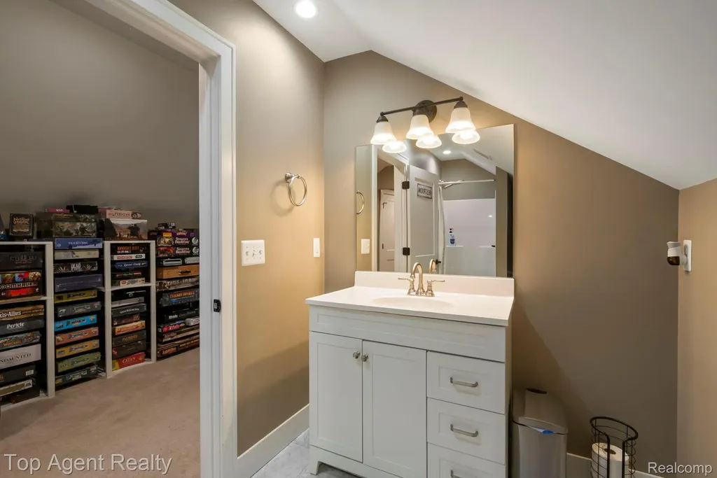27593 Old Colony Street Farmington Hills City MI 48334
