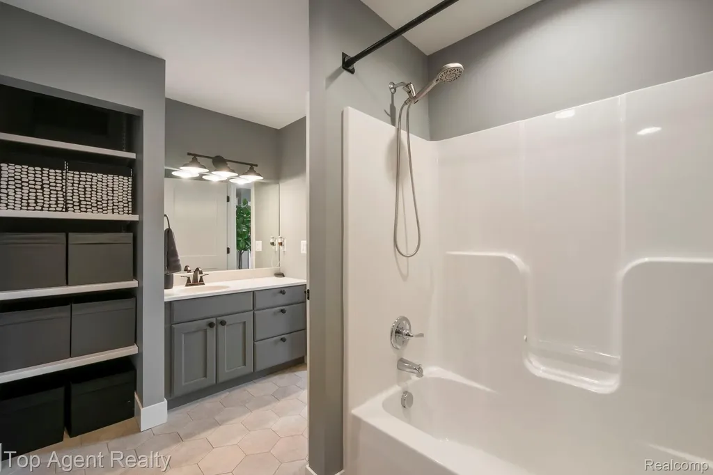 27593 Old Colony Street Farmington Hills City MI 48334