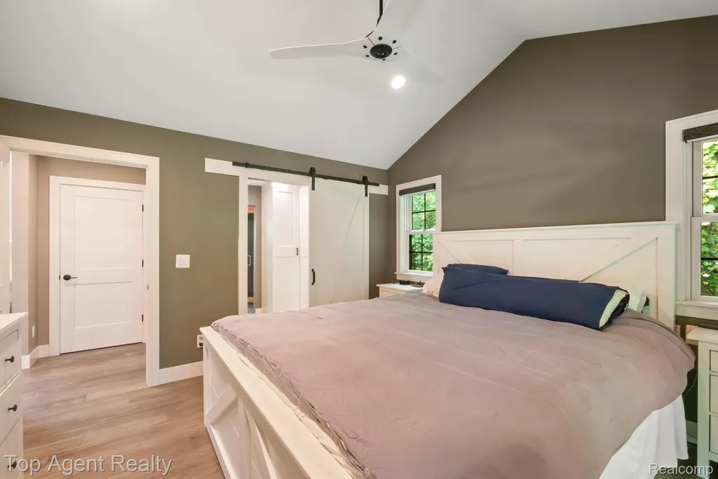 27593 Old Colony Street Farmington Hills City MI 48334
