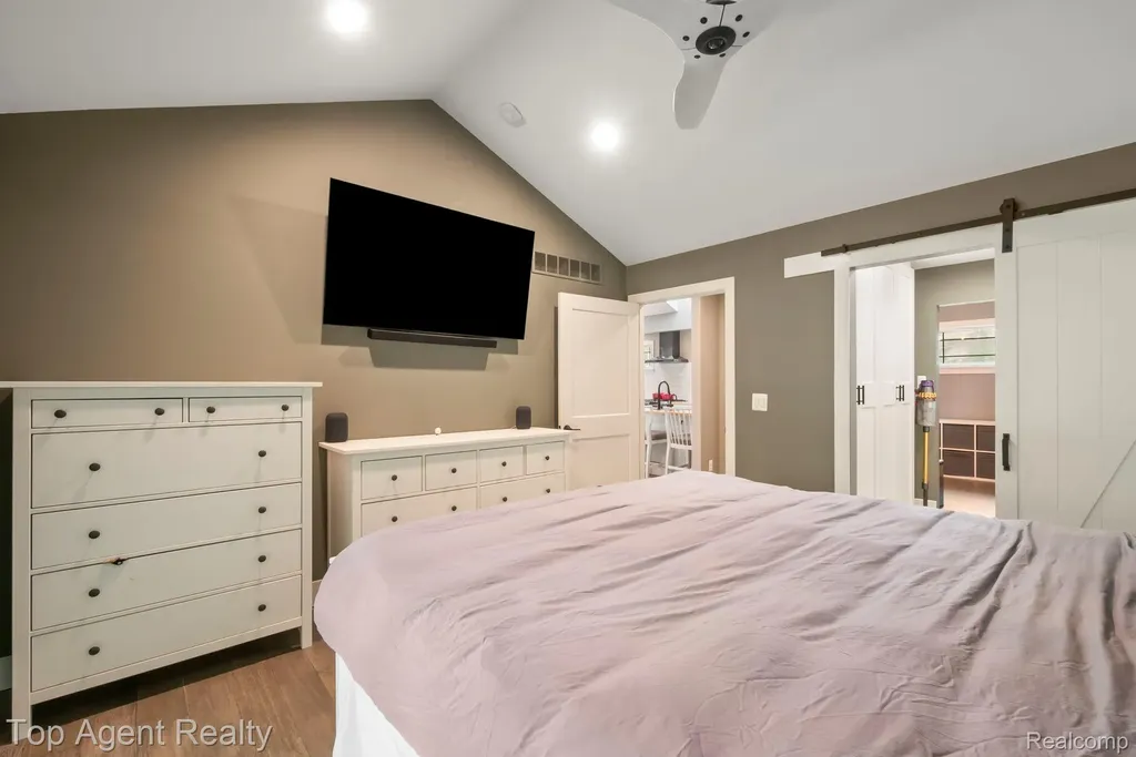 27593 Old Colony Street Farmington Hills City MI 48334