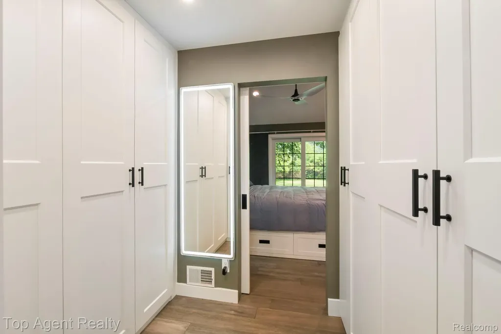 27593 Old Colony Street Farmington Hills City MI 48334