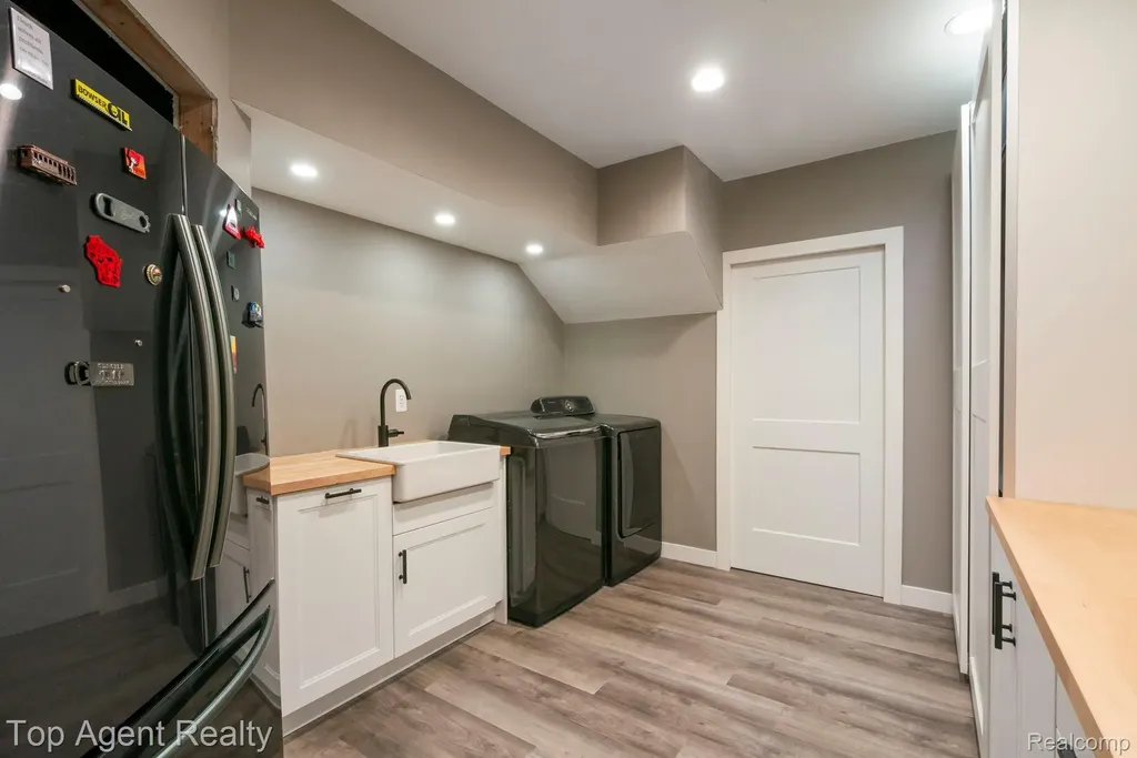 27593 Old Colony Street Farmington Hills City MI 48334