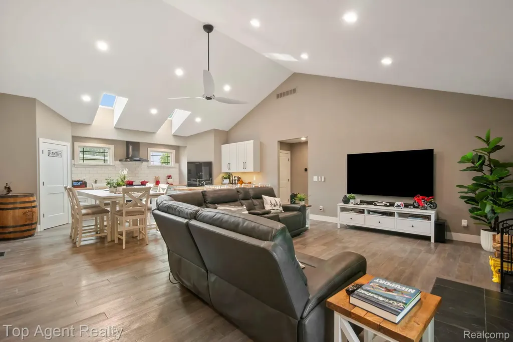 27593 Old Colony Street Farmington Hills City MI 48334