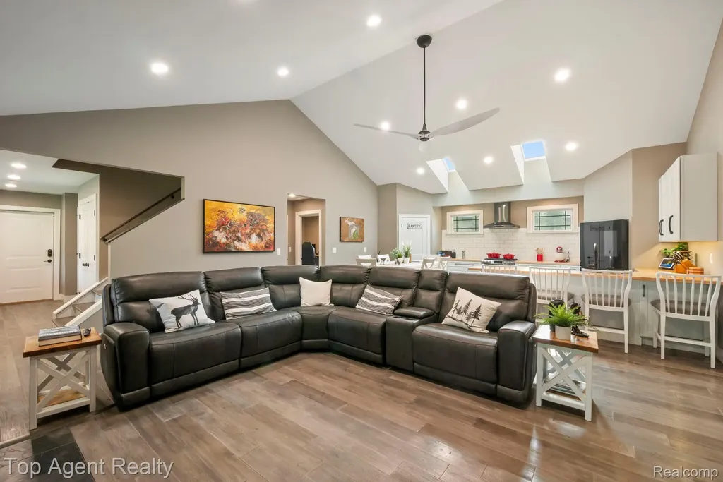 27593 Old Colony Street Farmington Hills City MI 48334