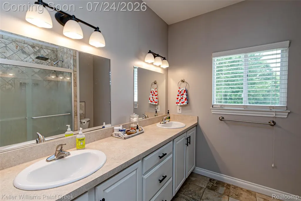 508 Forest Hill Dr Drive Oxford Village MI 48371
