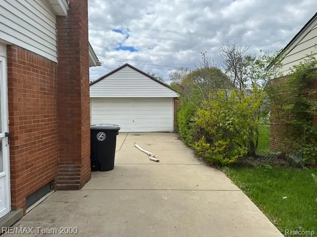 15043 Blue Skies Street Livonia City MI 48154