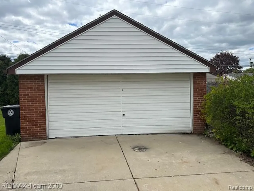 15043 Blue Skies Street Livonia City MI 48154