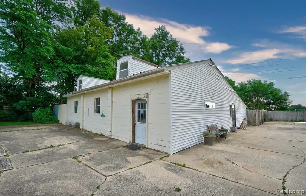 7046 N Dort Highway Genesee Charter Township MI 48458