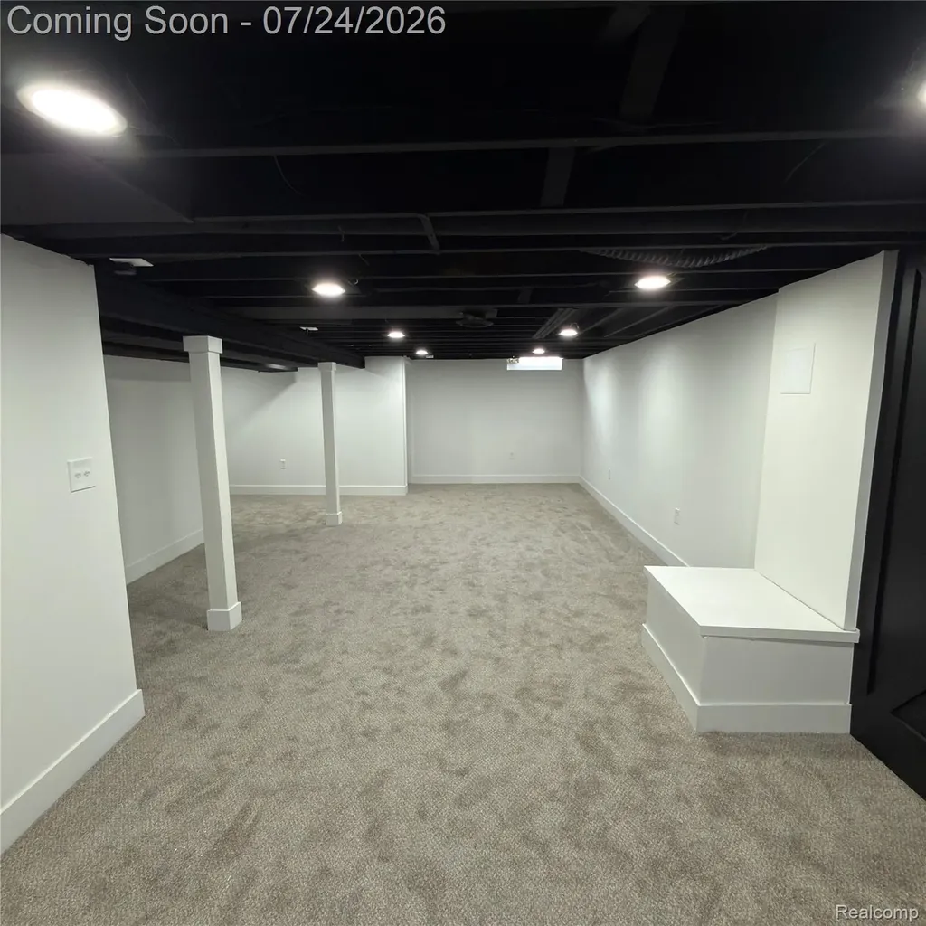 22327 Gordon Road St. Clair Shores City MI 48081