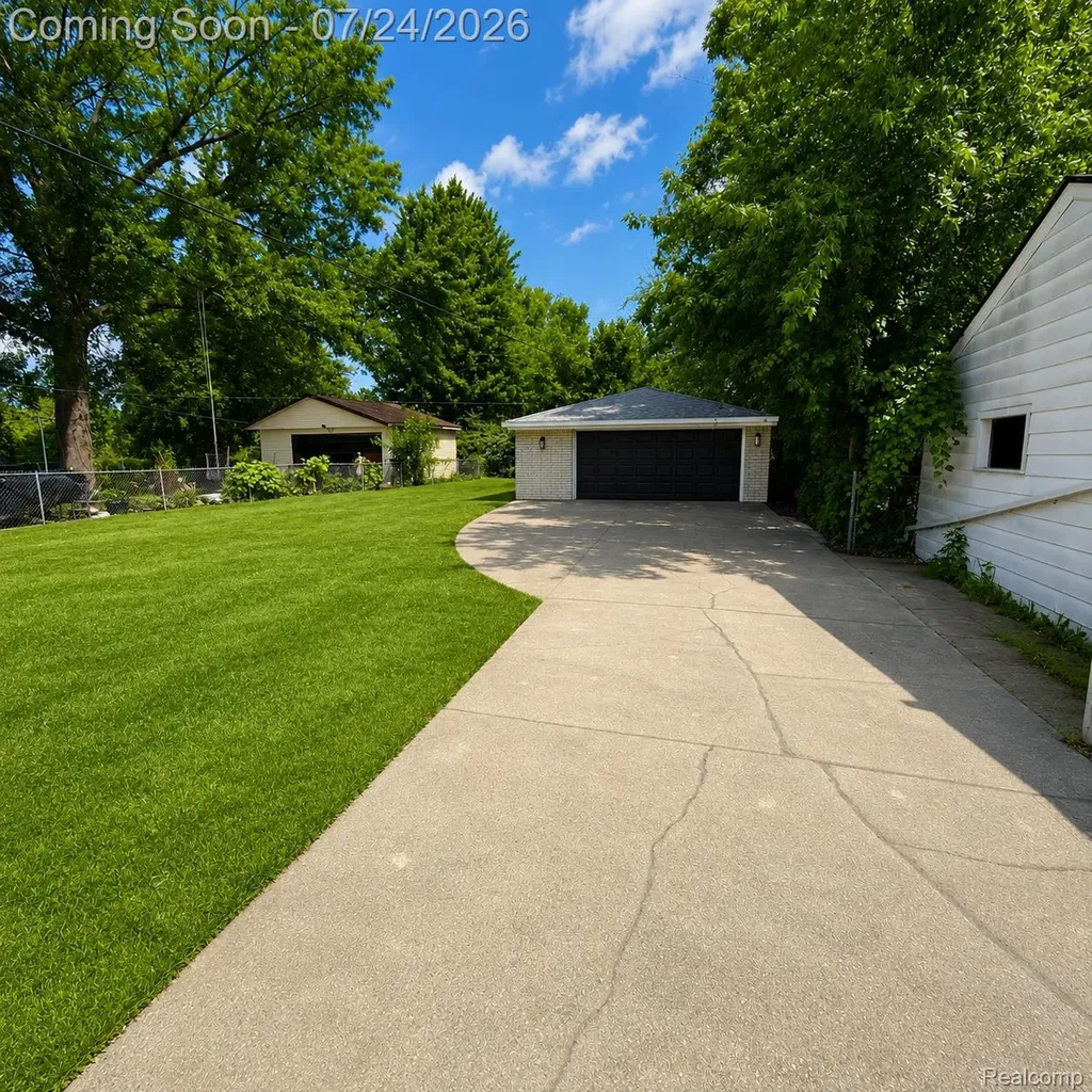 22327 Gordon Road St. Clair Shores City MI 48081