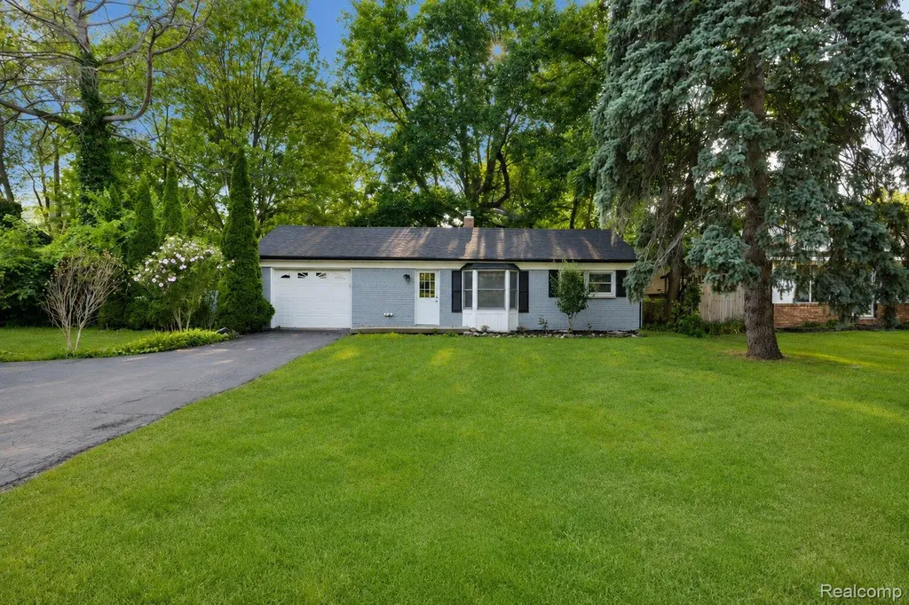 648 S Cass Lake Road Waterford Charter Township MI 48328